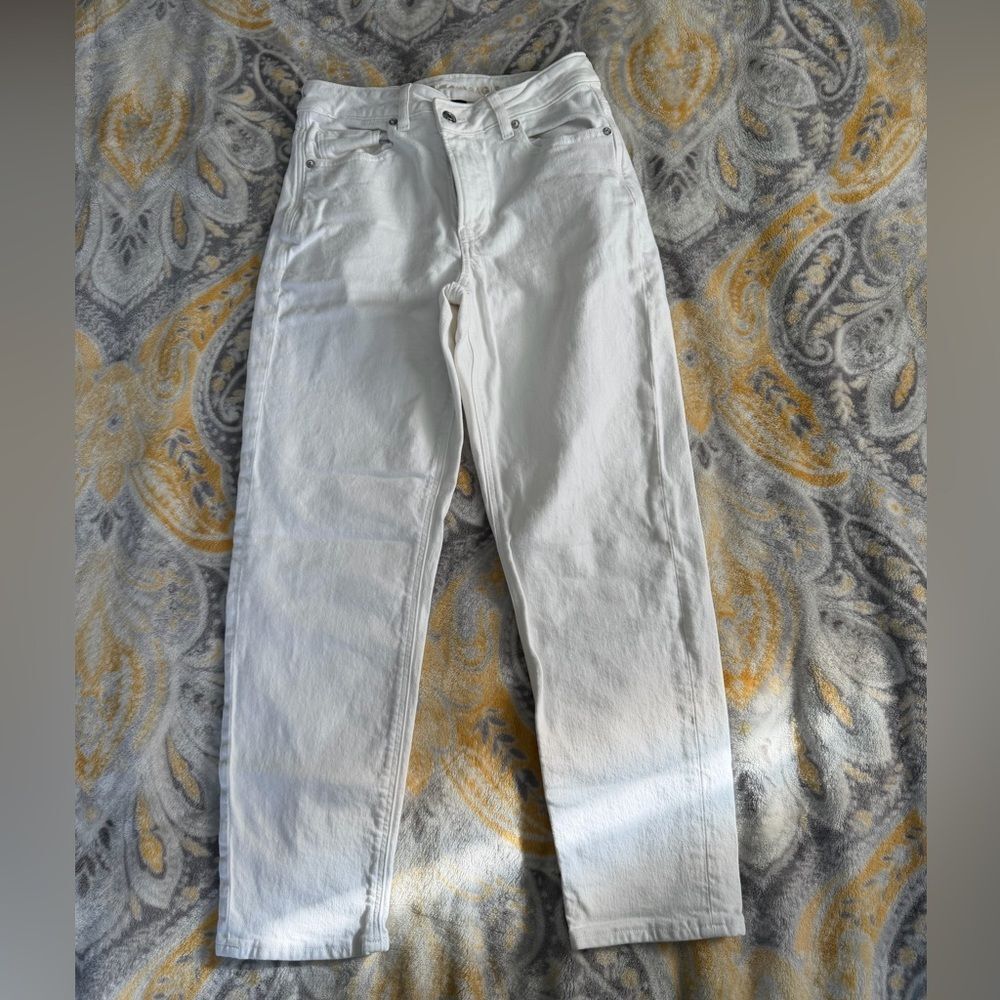 American Eagle cross waist white mom jeans size 4 short